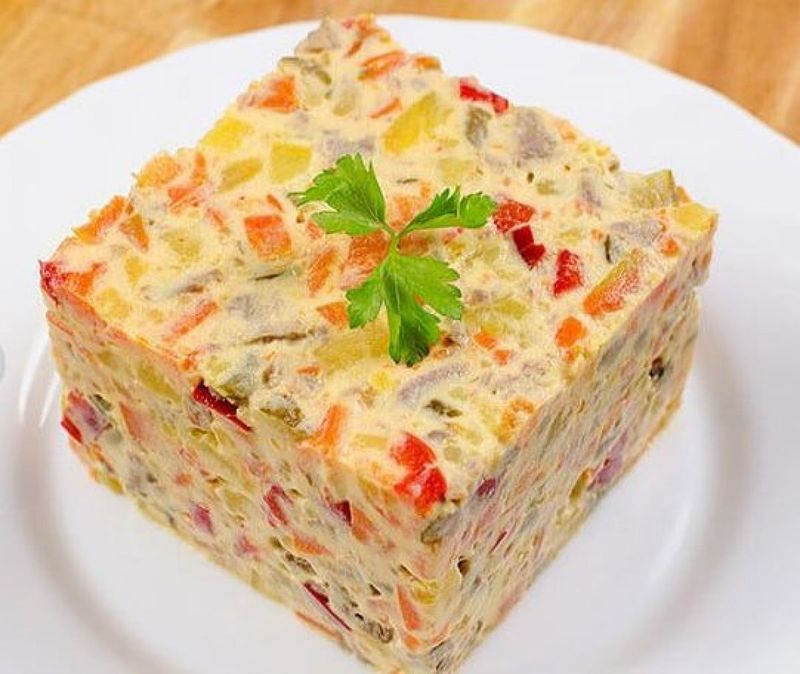 Salata de boeuf. Secretele celui mai iubit preparat de sărbători