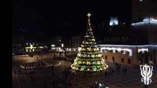 VIDEO - A fost înălțat bradul uriaș care decorează centrul Brașovului