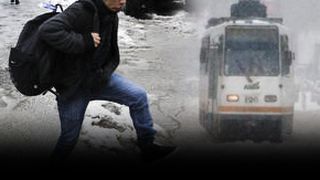 VIDEO - Slalom printre bălți &icirc;n Capitală de la prima ninsoare, ca de obicei