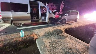 Accident grav. 10 victime, dintre care trei copii, după ce două microbuze s-au ciocnit frontal