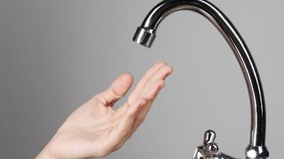 VIDEO - Profit al hotelurilor de pe urma lipsei apei calde și căldurii