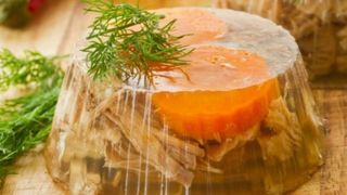 Piftie de porc, rețeta Sandei Marin. Ingredientul secret pe care ea îl adăugă