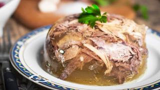 Piftie de porc, rețeta Sandei Marin. Ingredientul secret pe care ea &icirc;l adăuga &icirc;n piftie