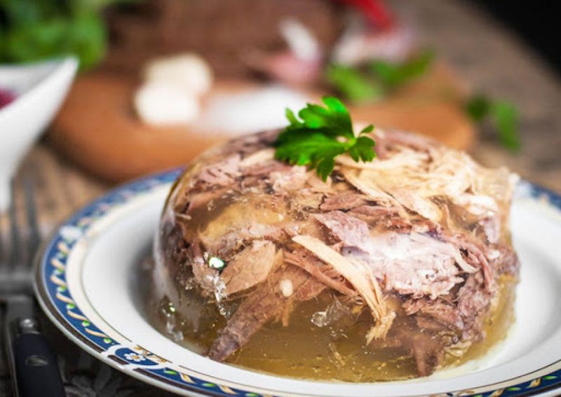 Piftie de porc, rețeta Sandei Marin. Ingredientul secret pe care ea îl adăuga în piftie