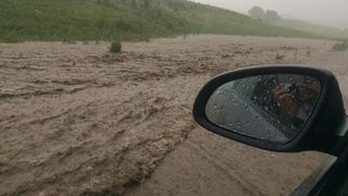 VIDEO | Vreme extremă: Inundaţii şi viscol turbat