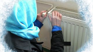 VIDEO - Afară e frig, dar în unele apartamente țevile sunt încă bocnă