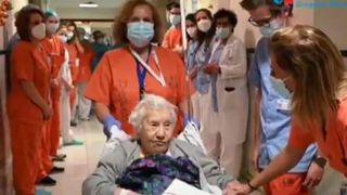 Femeia de 104 ani care s-a vindecat de coronavirus. Medicii i-au făcut externarea cu aplauze