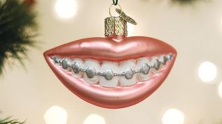 VIDEO - De Crăciun, cei cu aparate dentare le pot decora de sărbători