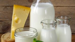 VIDEO - Rom&acirc;nii consumă multe lactate autohtone, dar fermele livrează puțin