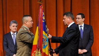 Klaus Iohannis și premierul Nicolae Ciucă prezenți la centrul de stocare a vaccinurilor anti-COVID-19 