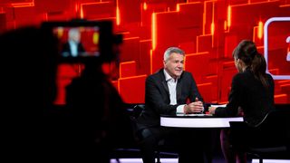 Dan Bittman vine la &ldquo;40 de &icirc;ntrebări cu Denise Rifai&rdquo;, marți, de la ora 23:00, la Kanal D!: Una dintre &icirc;ntrebările la care a trebuit să răspundă:  &ldquo;Ați cerut-o &icirc;n căsătorie pe Mihaela Rădulescu?&rdquo;