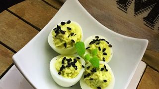 Ouă umplute cu avocado. Un aperitiv super-sănătos