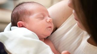 VIDEO – Ucisă de indiferență și lipsuri: A murit la nicio zi după ce a născut