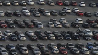 Taxa anuală pentru locurile de parcare din București s-ar putea dubla