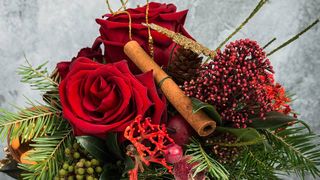 VIDEO - Aranjamentele florale pentru sărbători nu sunt ușor de confecționat