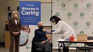 Joe Biden a fost vaccinat în direct împotriva COVID-19 (VIDEO)