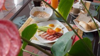 VIDEO - Arafat le recomandă turiștilor să mănânce în camera de hotel