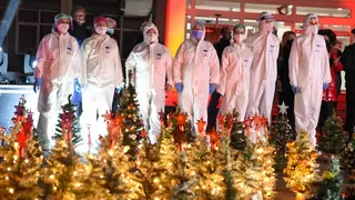 VIDEO - Voluntarii din Oradea i-au bucurat pe medici cu o inimă din brăduți de Crăciun