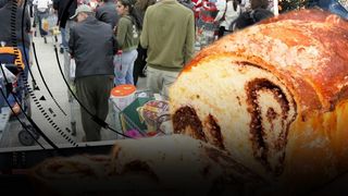 VIDEO - Masa plină și bradul încărcat de cadouri compensează pentru anul greu 2020