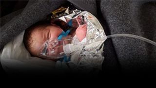 VIDEO - Bebeluș aruncat de mamă pe stradă și apoi salvat de o femeie