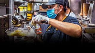 VIDEO - În restaurante, bucătarii abia mai pot să facă față comenzilor