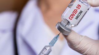 Primele doze de vaccin împotriva COVID au fost aduse vineri în ţară. Vaccinarea începe pe 27 decembrie