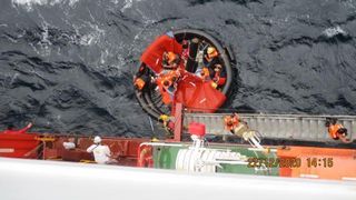 O navă comandată de un român a reuşit salvarea a zece naufragiaţi