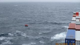 O navă comandată de un rom&acirc;n a reuşit salvarea a zece naufragiaţi