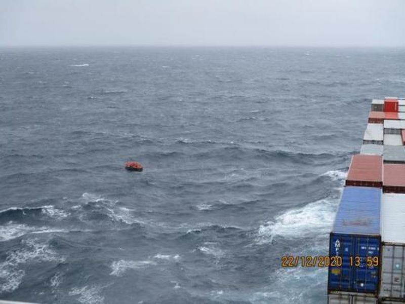 O navă comandată de un român a reuşit salvarea a zece naufragiaţi