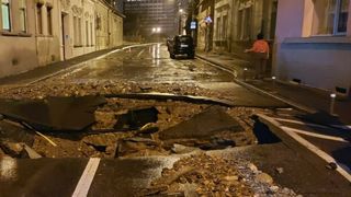 VIDEO-Apa ieșită dintr-o conductă spartă a intrat în curțile oamenilor