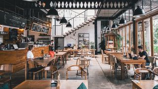 VIDEO - Foști barmani, bucătari sau fotografi au acum meserii diferite