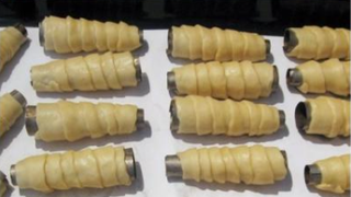 Cum se fac rulourile umplute cu cremă de vanilie