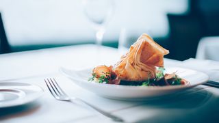 codul bunelor maniere cum să stai la masă