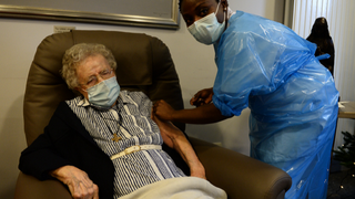 Belgia a &icirc;nceput campania de vaccinare anti-COVID-19 &icirc;n aziluri de bătr&acirc;ni