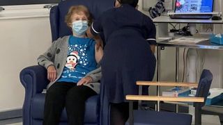 Prima pacientă vaccinată anti-COVID a primit și a doua doză de vaccin