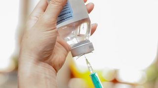 S-a dat startul vaccinării. Vor fi vaccinate în jur de 20.000 de persoane pe zi