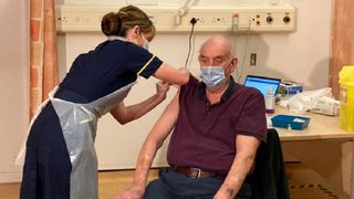 Cine este prima persoană vaccinată în Marea Britanie cu vaccinul ”naţional” AstraZeneca/Oxford