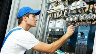 Factura la energia electrică 2021. Cum poți să plătești cel mai mic preț la curent în piața concurențială