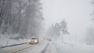 Alertă meteo! Cod roșu de vânt puternic în unele zone montane