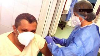 Deputatul USR PLUS Adrian Wiener s-a vaccinat. A vorbit despre cel mai mare risc al vaccinului: "M-am vaccinat cu convingerea că e un gest de responsabilitate"