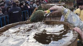 Ce trebuie să spui înainte să bei din aghiasma sfințită în ziua Bobotezei