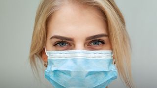 Este legală sau nu obligativitatea purtării măștii în exterior? Decizia ÎCCJ