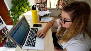 Veste bună pentru angajații care lucrează de acasă. Ar putea primi 400 de lei în plus!