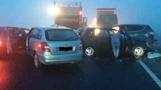Accident grav! Peste zece autoturisme implicate și mai multe persoane rănite