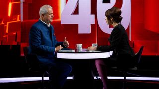 Adrian Năstase, dezvăluiri impresionante, în ediția de aseară a emisiunii “40 de întrebări cu Denise Rifai”: “Glonțul a trecut, atunci, la 3 mm de carotidă…”