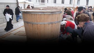 VIDEO -Credincioșii din Iași nu au putut lua găleata de aghiazmă acasă