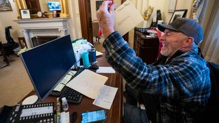 Imagini șocante: Suporteri pro-Trump au spart biroul președintei Camerei Reprezentanților și au umblat în acte oficiale