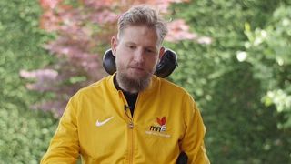 Incredibil! Mihai Neșu a reușit să m&acirc;n&acirc;nce singur după o luptă de 10 ani &icirc;n care a stat paralizat