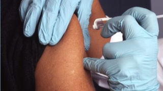 Cât timp oferă imunitate vaccinul anti-COVID-19 Moderna