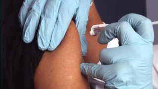 Trei cadre medicale depistate pozitiv cu COVID-19 după vaccinare